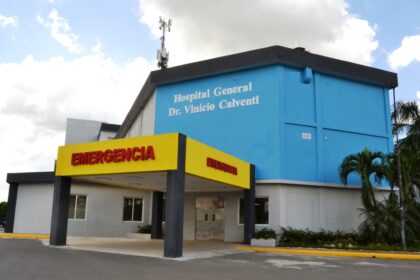 **Médicos denuncian precariedades y realizan vigilia en el Hospital Vinicio Calventi** Médicos del Hospital General Doctor Vinicio Calventi realizaron una vigilia de aproximadamente 12 horas para denunciar las condiciones precarias en las que, aseguran, opera el centro de salud. La nutrióloga clínica y delegada del hospital, Claumery de los Santos, señaló deficiencias en la alimentación hospitalaria, falta de higiene, escasez de equipos médicos, sábanas, aire acondicionado y carencia de personal médico e insumos de laboratorio, afirmando que muchos pacientes no reciben todos los estudios necesarios por falta de recursos. Además, denunciaron bajos salarios para médicos que realizan jornadas de hasta 24 horas y la falta de equipos esenciales como tomógrafos, electrocardiogramas, rayos X y sonografías, especialmente en el área de emergencia. Sin embargo, el director del hospital, José Alfaro, rechazó las acusaciones y atribuyó algunas dificultades al proceso de remodelación del centro, asegurando que el hospital ha mejorado significativamente y que los servicios continúan brindándose, incluso a pacientes sin seguro médico. Más información en alodigitalrd.com. #HospitalCalventi #SectorSalud #MédicosRD #SaludPública #SNS #AloRD #AloDigitalRD #NoticiasRD