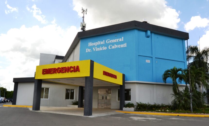 **Médicos denuncian precariedades y realizan vigilia en el Hospital Vinicio Calventi** Médicos del Hospital General Doctor Vinicio Calventi realizaron una vigilia de aproximadamente 12 horas para denunciar las condiciones precarias en las que, aseguran, opera el centro de salud. La nutrióloga clínica y delegada del hospital, Claumery de los Santos, señaló deficiencias en la alimentación hospitalaria, falta de higiene, escasez de equipos médicos, sábanas, aire acondicionado y carencia de personal médico e insumos de laboratorio, afirmando que muchos pacientes no reciben todos los estudios necesarios por falta de recursos. Además, denunciaron bajos salarios para médicos que realizan jornadas de hasta 24 horas y la falta de equipos esenciales como tomógrafos, electrocardiogramas, rayos X y sonografías, especialmente en el área de emergencia. Sin embargo, el director del hospital, José Alfaro, rechazó las acusaciones y atribuyó algunas dificultades al proceso de remodelación del centro, asegurando que el hospital ha mejorado significativamente y que los servicios continúan brindándose, incluso a pacientes sin seguro médico. Más información en alodigitalrd.com. #HospitalCalventi #SectorSalud #MédicosRD #SaludPública #SNS #AloRD #AloDigitalRD #NoticiasRD
