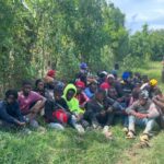 **Ejército somete a 256 personas por tráfico de indocumentados en primer cuatrimestre de 2026** El Ejército de República Dominicana informó que durante los primeros cuatro meses de 2026 fueron enviadas al Ministerio Público 256 personas detenidas por su presunta vinculación con el tráfico de indocumentados y otros delitos, como parte de operativos de interdicción realizados en la zona fronteriza y distintos puntos del país. En ese mismo período, fueron detenidos 57,454 migrantes en condición migratoria irregular, quienes posteriormente fueron entregados a la Dirección General de Migración bajo certificación oficial. Además, en acciones contra el contrabando y otras actividades ilícitas, el ERD incautó 4,638,100 unidades de cigarrillos de procedencia ilegal, 583 libras de marihuana, 658 vehículos, 209 motocicletas y 11 armas de fuego. La institución aseguró que continuará ejecutando operativos en apoyo a otras entidades del Estado para fortalecer la seguridad pública, proteger la soberanía nacional y garantizar el cumplimiento de las leyes migratorias y de orden público. Más información en alodigitalrd.com. #EjércitoRD #MigraciónRD #TráficoDeIndocumentados #CrisisEnHaití #SeguridadFronteriza #MinisterioPúblico #AloRD #AloDigitalRD #NoticiasRD