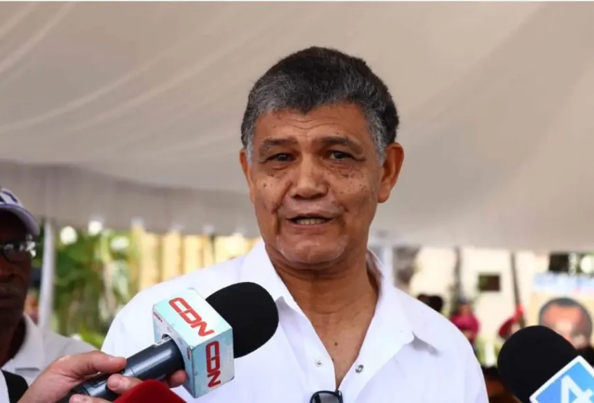 Francisco Peña pide arrestar a quienes lancen basura en las calles de Santo Domingo Oeste