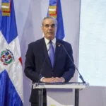 **Abinader ordena suspender proyecto minero Romero en San Juan por rechazo social** El presidente Luis Abinader ordenó la detención inmediata de cualquier actividad relacionada con el proyecto minero Romero en la provincia San Juan, tras el rechazo manifestado por diversos sectores de la población. Explicó que la decisión se basa en la Ley 64-00 de Medio Ambiente, la cual establece que proyectos de alto impacto no pueden avanzar cuando existe una oposición social significativa. El mandatario señaló que la iniciativa no es nueva, ya que sus antecedentes se remontan a concesiones de exploración otorgadas en 2005, reiteradas en 2010 y renovadas posteriormente en 2015 y 2018. El Gobierno aclaró que durante la actual gestión, el proyecto solo estaba en fase de evaluación ambiental y no contaba con autorización de explotación. El Frente Amplio valoró la medida como un paso importante en defensa del medio ambiente y destacó que fue resultado de la movilización de organizaciones comunitarias, campesinas y ambientales. Sectores también advirtieron que los beneficios económicos de la minería serían temporales, mientras que los riesgos para los recursos hídricos podrían afectar de forma directa la histórica producción agrícola de San Juan, especialmente cultivos como arroz, maíz y habichuelas. Más información en alodigitalrd.com. #SanJuan #LuisAbinader #ProyectoRomero #MineríaRD #MedioAmbiente #Ley6400 #AloRD #AloDigitalRD #NoticiasRD