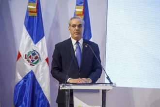 **Abinader ordena suspender proyecto minero Romero en San Juan por rechazo social** El presidente Luis Abinader ordenó la detención inmediata de cualquier actividad relacionada con el proyecto minero Romero en la provincia San Juan, tras el rechazo manifestado por diversos sectores de la población. Explicó que la decisión se basa en la Ley 64-00 de Medio Ambiente, la cual establece que proyectos de alto impacto no pueden avanzar cuando existe una oposición social significativa. El mandatario señaló que la iniciativa no es nueva, ya que sus antecedentes se remontan a concesiones de exploración otorgadas en 2005, reiteradas en 2010 y renovadas posteriormente en 2015 y 2018. El Gobierno aclaró que durante la actual gestión, el proyecto solo estaba en fase de evaluación ambiental y no contaba con autorización de explotación. El Frente Amplio valoró la medida como un paso importante en defensa del medio ambiente y destacó que fue resultado de la movilización de organizaciones comunitarias, campesinas y ambientales. Sectores también advirtieron que los beneficios económicos de la minería serían temporales, mientras que los riesgos para los recursos hídricos podrían afectar de forma directa la histórica producción agrícola de San Juan, especialmente cultivos como arroz, maíz y habichuelas. Más información en alodigitalrd.com. #SanJuan #LuisAbinader #ProyectoRomero #MineríaRD #MedioAmbiente #Ley6400 #AloRD #AloDigitalRD #NoticiasRD