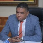 **Yván Lorenzo rechaza recorte del 50 % a fondos de partidos políticos** El vicepresidente del Partido de la Liberación Dominicana, Yván Lorenzo, expresó su rechazo a la propuesta del Gobierno de reducir en un 50 % los fondos destinados por ley a los partidos y agrupaciones políticas, medida planteada como parte de la respuesta ante la crisis económica derivada del conflicto en Medio Oriente. Lorenzo afirmó que no se puede “sacrificar el financiamiento de la democracia” mientras, según dijo, continúan gastos en pensiones especiales y en publicidad gubernamental, señalando que en cinco años se han destinado más de RD$29 mil millones en publicidad. El dirigente indicó que el PLD aún no ha estudiado formalmente la propuesta del Gobierno y del Partido Revolucionario Moderno, aunque aseguró que su organización siempre ha estado dispuesta a asumir sacrificios cuando el país lo necesita. Además, solicitó a la procuradora general Yeni Berenice Reynoso investigar un presunto caso de corrupción en el Ministerio de Educación. La medida fue anunciada por el gobierno de Luis Abinader durante un Consejo de Ministros en el Palacio Nacional, dentro de un paquete de austeridad para enfrentar la crisis económica internacional. Más información en alodigitalrd.com. #YvanLorenzo #PLD #PartidosPoliticos #PRM #LuisAbinader #PoliticaRD #AloRD #AloDigitalRD #NoticiasRD