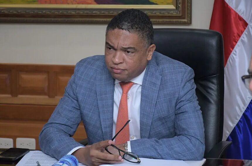 **Yván Lorenzo rechaza recorte del 50 % a fondos de partidos políticos** El vicepresidente del Partido de la Liberación Dominicana, Yván Lorenzo, expresó su rechazo a la propuesta del Gobierno de reducir en un 50 % los fondos destinados por ley a los partidos y agrupaciones políticas, medida planteada como parte de la respuesta ante la crisis económica derivada del conflicto en Medio Oriente. Lorenzo afirmó que no se puede “sacrificar el financiamiento de la democracia” mientras, según dijo, continúan gastos en pensiones especiales y en publicidad gubernamental, señalando que en cinco años se han destinado más de RD$29 mil millones en publicidad. El dirigente indicó que el PLD aún no ha estudiado formalmente la propuesta del Gobierno y del Partido Revolucionario Moderno, aunque aseguró que su organización siempre ha estado dispuesta a asumir sacrificios cuando el país lo necesita. Además, solicitó a la procuradora general Yeni Berenice Reynoso investigar un presunto caso de corrupción en el Ministerio de Educación. La medida fue anunciada por el gobierno de Luis Abinader durante un Consejo de Ministros en el Palacio Nacional, dentro de un paquete de austeridad para enfrentar la crisis económica internacional. Más información en alodigitalrd.com. #YvanLorenzo #PLD #PartidosPoliticos #PRM #LuisAbinader #PoliticaRD #AloRD #AloDigitalRD #NoticiasRD