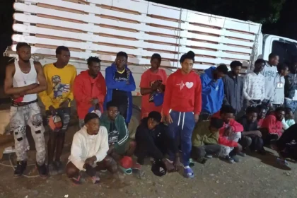 Ejército intercepta camión con 24 haitianos indocumentados en San Juan