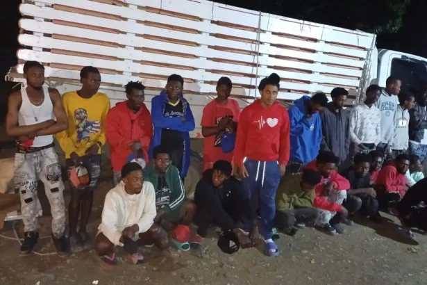 Ejército intercepta camión con 24 haitianos indocumentados en San Juan