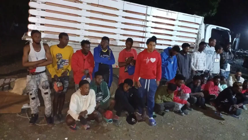 Ejército intercepta camión con 24 haitianos indocumentados en San Juan