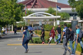 Mescyt revela que un 15 % de becados deserta de sus estudios