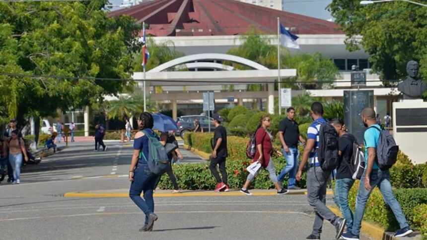 Mescyt revela que un 15 % de becados deserta de sus estudios