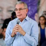 **Danilo Medina afirma que con el PLD “se vivía mejor” durante su gestión de gobierno** El expresidente de la República y presidente del Partido de la Liberación Dominicana (PLD), Danilo Medina, aseguró que durante los gobiernos del PLD “se vivía mejor”, destacando los programas sociales, económicos y de salud desarrollados durante sus ocho años de mandato. Según explicó, en ese período se generaron más de un millón de empleos gracias al crecimiento de la economía nacional y no únicamente mediante nombramientos en el Estado. Medina señaló que su administración priorizó mejorar la calidad de vida de las familias de bajos ingresos mediante la construcción de escuelas, la Jornada Escolar Extendida y la entrega gratuita de desayuno, almuerzo, merienda, útiles escolares, uniformes y zapatos. También resaltó cambios en el sistema hospitalario, como la eliminación de cuotas de recuperación y del copago en Senasa, asegurando que los afiliados podían recibir atención médica gratuita tanto en hospitales públicos como en centros privados. Más información en alodigitalrd.com. #DaniloMedina #PLD #PolíticaRD #Senasa #GobiernoDominicano #AloRD #AloDigitalRD #NoticiasRD