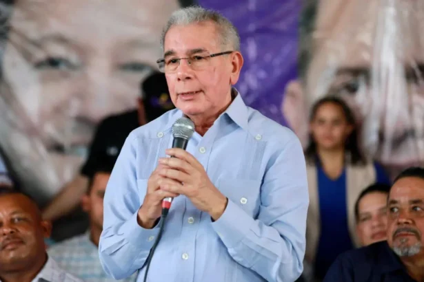 **Danilo Medina afirma que con el PLD “se vivía mejor” durante su gestión de gobierno** El expresidente de la República y presidente del Partido de la Liberación Dominicana (PLD), Danilo Medina, aseguró que durante los gobiernos del PLD “se vivía mejor”, destacando los programas sociales, económicos y de salud desarrollados durante sus ocho años de mandato. Según explicó, en ese período se generaron más de un millón de empleos gracias al crecimiento de la economía nacional y no únicamente mediante nombramientos en el Estado. Medina señaló que su administración priorizó mejorar la calidad de vida de las familias de bajos ingresos mediante la construcción de escuelas, la Jornada Escolar Extendida y la entrega gratuita de desayuno, almuerzo, merienda, útiles escolares, uniformes y zapatos. También resaltó cambios en el sistema hospitalario, como la eliminación de cuotas de recuperación y del copago en Senasa, asegurando que los afiliados podían recibir atención médica gratuita tanto en hospitales públicos como en centros privados. Más información en alodigitalrd.com. #DaniloMedina #PLD #PolíticaRD #Senasa #GobiernoDominicano #AloRD #AloDigitalRD #NoticiasRD