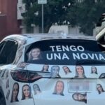 **Hombre celebra su primera novia tras 27 años y cubre su SUV con fotos de ella**