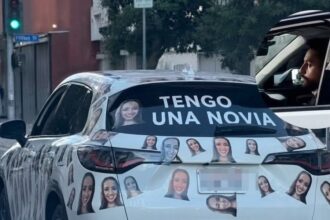 **Hombre celebra su primera novia tras 27 años y cubre su SUV con fotos de ella**