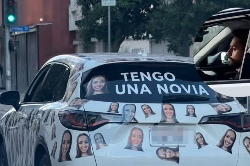 **Hombre celebra su primera novia tras 27 años y cubre su SUV con fotos de ella**