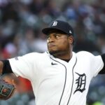**Framber Valdez recibe suspensión de seis juegos por pelotazo a Trevor Story** El lanzador dominicano Framber Valdez, de los Tigres de Detroit, fue suspendido por seis partidos y multado por una cantidad no revelada por las Grandes Ligas, tras lanzar de manera intencional contra Trevor Story, jugador de los Medias Rojas de Boston, durante la cuarta entrada del partido disputado en el Comerica Park. La sanción fue anunciada por Michael Hill, vicepresidente senior de Operaciones en el Terreno de MLB. Además de la sanción al pitcher, el dirigente de los Tigres, A.J. Hinch, recibió una suspensión de un partido y una multa económica por las acciones de su lanzador. Si Valdez no apela la decisión, la suspensión comenzará de inmediato; en caso de apelar, la medida quedará pausada hasta concluir el proceso disciplinario correspondiente. Más información en alodigitalrd.com. #FramberValdez #MLB #TigresDeDetroit #TrevorStory #BeisbolRD #GrandesLigas #AloRD #AloDigitalRD #NoticiasRD