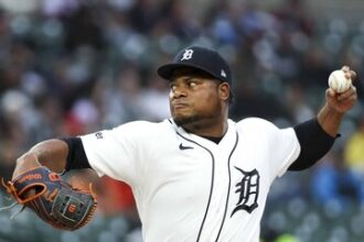 **Framber Valdez recibe suspensión de seis juegos por pelotazo a Trevor Story** El lanzador dominicano Framber Valdez, de los Tigres de Detroit, fue suspendido por seis partidos y multado por una cantidad no revelada por las Grandes Ligas, tras lanzar de manera intencional contra Trevor Story, jugador de los Medias Rojas de Boston, durante la cuarta entrada del partido disputado en el Comerica Park. La sanción fue anunciada por Michael Hill, vicepresidente senior de Operaciones en el Terreno de MLB. Además de la sanción al pitcher, el dirigente de los Tigres, A.J. Hinch, recibió una suspensión de un partido y una multa económica por las acciones de su lanzador. Si Valdez no apela la decisión, la suspensión comenzará de inmediato; en caso de apelar, la medida quedará pausada hasta concluir el proceso disciplinario correspondiente. Más información en alodigitalrd.com. #FramberValdez #MLB #TigresDeDetroit #TrevorStory #BeisbolRD #GrandesLigas #AloRD #AloDigitalRD #NoticiasRD