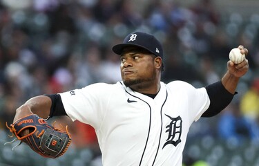 **Framber Valdez recibe suspensión de seis juegos por pelotazo a Trevor Story** El lanzador dominicano Framber Valdez, de los Tigres de Detroit, fue suspendido por seis partidos y multado por una cantidad no revelada por las Grandes Ligas, tras lanzar de manera intencional contra Trevor Story, jugador de los Medias Rojas de Boston, durante la cuarta entrada del partido disputado en el Comerica Park. La sanción fue anunciada por Michael Hill, vicepresidente senior de Operaciones en el Terreno de MLB. Además de la sanción al pitcher, el dirigente de los Tigres, A.J. Hinch, recibió una suspensión de un partido y una multa económica por las acciones de su lanzador. Si Valdez no apela la decisión, la suspensión comenzará de inmediato; en caso de apelar, la medida quedará pausada hasta concluir el proceso disciplinario correspondiente. Más información en alodigitalrd.com. #FramberValdez #MLB #TigresDeDetroit #TrevorStory #BeisbolRD #GrandesLigas #AloRD #AloDigitalRD #NoticiasRD