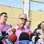 **Mario José Redondo Llenas sale en libertad tras cumplir 30 años de condena** Mario José Redondo Llenas recuperó su libertad este martes tras cumplir 30 años de condena por el homicidio de su primo, el niño José Rafael Llenas Aybar. A su salida del Centro de Corrección y Rehabilitación Najayo-Hombres, afirmó que enfrentará esta nueva etapa de su vida “un día a la vez”, sin planes definidos y manteniendo su vida privada fuera del foco público. Durante su breve encuentro con la prensa, evitó responder directamente sobre el móvil del crimen y las versiones que durante años circularon sobre supuestos motivos económicos o vínculos con ritos satánicos. Redondo Llenas reiteró su arrepentimiento y aseguró que pide perdón todos los días a la familia de la víctima, reconociendo que no existe forma de reparar el daño causado. También expresó que no busca exposición pública ni “likes”, y propuso que su historia completa pueda ser analizada con apoyo académico e institucional como una herramienta de aprendizaje social. Señaló que su forma de vivir y actuar representa su verdadero testimonio, más allá de las palabras. Más información en alodigitalrd.com. #MarioJoséRedondoLlenas #CasoLlenasAybar #JusticiaRD #Najayo #RepúblicaDominicana #NoticiasRD #AloRD #AloDigitalRD #NoticiasRD