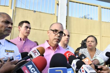 **Mario José Redondo Llenas sale en libertad tras cumplir 30 años de condena** Mario José Redondo Llenas recuperó su libertad este martes tras cumplir 30 años de condena por el homicidio de su primo, el niño José Rafael Llenas Aybar. A su salida del Centro de Corrección y Rehabilitación Najayo-Hombres, afirmó que enfrentará esta nueva etapa de su vida “un día a la vez”, sin planes definidos y manteniendo su vida privada fuera del foco público. Durante su breve encuentro con la prensa, evitó responder directamente sobre el móvil del crimen y las versiones que durante años circularon sobre supuestos motivos económicos o vínculos con ritos satánicos. Redondo Llenas reiteró su arrepentimiento y aseguró que pide perdón todos los días a la familia de la víctima, reconociendo que no existe forma de reparar el daño causado. También expresó que no busca exposición pública ni “likes”, y propuso que su historia completa pueda ser analizada con apoyo académico e institucional como una herramienta de aprendizaje social. Señaló que su forma de vivir y actuar representa su verdadero testimonio, más allá de las palabras. Más información en alodigitalrd.com. #MarioJoséRedondoLlenas #CasoLlenasAybar #JusticiaRD #Najayo #RepúblicaDominicana #NoticiasRD #AloRD #AloDigitalRD #NoticiasRD