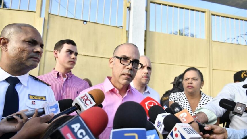 **Mario José Redondo Llenas sale en libertad tras cumplir 30 años de condena** Mario José Redondo Llenas recuperó su libertad este martes tras cumplir 30 años de condena por el homicidio de su primo, el niño José Rafael Llenas Aybar. A su salida del Centro de Corrección y Rehabilitación Najayo-Hombres, afirmó que enfrentará esta nueva etapa de su vida “un día a la vez”, sin planes definidos y manteniendo su vida privada fuera del foco público. Durante su breve encuentro con la prensa, evitó responder directamente sobre el móvil del crimen y las versiones que durante años circularon sobre supuestos motivos económicos o vínculos con ritos satánicos. Redondo Llenas reiteró su arrepentimiento y aseguró que pide perdón todos los días a la familia de la víctima, reconociendo que no existe forma de reparar el daño causado. También expresó que no busca exposición pública ni “likes”, y propuso que su historia completa pueda ser analizada con apoyo académico e institucional como una herramienta de aprendizaje social. Señaló que su forma de vivir y actuar representa su verdadero testimonio, más allá de las palabras. Más información en alodigitalrd.com. #MarioJoséRedondoLlenas #CasoLlenasAybar #JusticiaRD #Najayo #RepúblicaDominicana #NoticiasRD #AloRD #AloDigitalRD #NoticiasRD