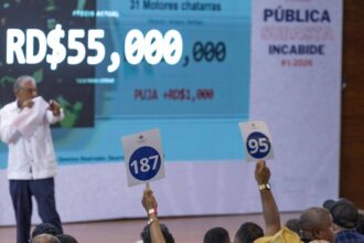 El Estado dominicano recaudó RD$562.8 millones en la primera subasta pública organizada por Incabide, donde se vendieron 100 de los 143 bienes decomisados puestos en remate. La mayoría de los ingresos provinieron de apartamentos, viviendas y locales comerciales, aunque también se subastaron vehículos, relojes de lujo, embarcaciones y otros activos vinculados al narcotráfico y la corrupción. Entre los bienes más llamativos estuvieron propiedades ligadas a Figueroa Agosto y César el Abusador, además de un inmueble relacionado con Francisco Pagán. Una Jeep Land Rover Defender sorprendió al pasar de RD$80 mil a RD$945 mil en puja pública. El hotel South Beach de Barahona también destacó con una venta superior a RD$350 millones, mientras que un avión incautado por narcotráfico no logró comprador. Más información en alodigitalrd.com. #AloRD #AloDigitalRD #NoticiasRD #Incabide #SubastaPublica #FigueroaAgosto #CesarElAbusador #RepublicaDominicana