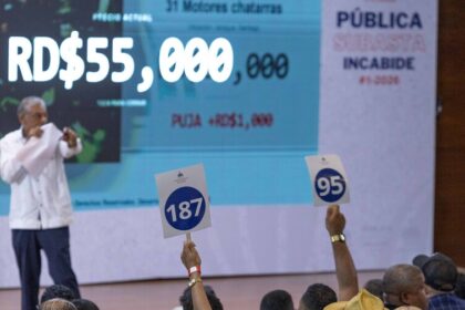 El Estado dominicano recaudó RD$562.8 millones en la primera subasta pública organizada por Incabide, donde se vendieron 100 de los 143 bienes decomisados puestos en remate. La mayoría de los ingresos provinieron de apartamentos, viviendas y locales comerciales, aunque también se subastaron vehículos, relojes de lujo, embarcaciones y otros activos vinculados al narcotráfico y la corrupción. Entre los bienes más llamativos estuvieron propiedades ligadas a Figueroa Agosto y César el Abusador, además de un inmueble relacionado con Francisco Pagán. Una Jeep Land Rover Defender sorprendió al pasar de RD$80 mil a RD$945 mil en puja pública. El hotel South Beach de Barahona también destacó con una venta superior a RD$350 millones, mientras que un avión incautado por narcotráfico no logró comprador. Más información en alodigitalrd.com. #AloRD #AloDigitalRD #NoticiasRD #Incabide #SubastaPublica #FigueroaAgosto #CesarElAbusador #RepublicaDominicana