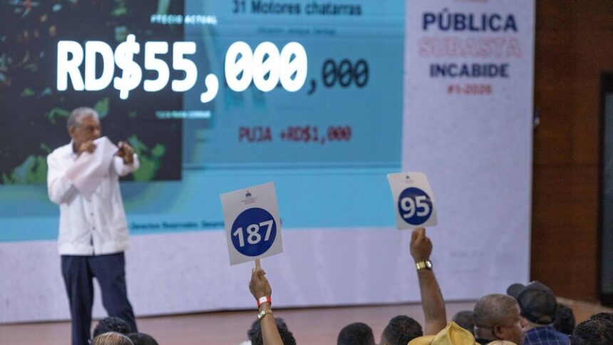 El Estado dominicano recaudó RD$562.8 millones en la primera subasta pública organizada por Incabide, donde se vendieron 100 de los 143 bienes decomisados puestos en remate. La mayoría de los ingresos provinieron de apartamentos, viviendas y locales comerciales, aunque también se subastaron vehículos, relojes de lujo, embarcaciones y otros activos vinculados al narcotráfico y la corrupción. Entre los bienes más llamativos estuvieron propiedades ligadas a Figueroa Agosto y César el Abusador, además de un inmueble relacionado con Francisco Pagán. Una Jeep Land Rover Defender sorprendió al pasar de RD$80 mil a RD$945 mil en puja pública. El hotel South Beach de Barahona también destacó con una venta superior a RD$350 millones, mientras que un avión incautado por narcotráfico no logró comprador. Más información en alodigitalrd.com. #AloRD #AloDigitalRD #NoticiasRD #Incabide #SubastaPublica #FigueroaAgosto #CesarElAbusador #RepublicaDominicana
