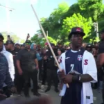 **Speed causa furor en Santo Domingo con recorrido por Zona Colonial, Capotillo y vitilla junto a David Ortiz** El streamer y rapero estadounidense Darren Jason Watkins Jr., conocido mundialmente como Speed, llegó a Santo Domingo y recorrió distintos puntos de la capital acompañado por el influencer Santiago Matías (Alofoke). Su transmisión en vivo inició en la Zona Colonial, donde jugó pulso, utilizó el tren turístico, hizo chocolate en Cacao Experience, tocó güira y tambora, bailó merengue y probó comida típica dominicana mientras intentaba comunicarse en español con expresiones locales. Uno de los momentos más virales ocurrió en la calle 42 de Capotillo, donde bailó dembow, subió a techos de viviendas, firmó un mural con su rostro y recibió retrtratos hechos por fanáticos. También jugó vitilla junto al expelotero David Ortiz y visitó distintos puntos como la avenida George Washington y la Ortega y Gasset. En horas de la noche se esperaba su participación como invitado especial en el programa Planeta Alofoke, acompañado de figuras como Gaby Desangles, El Dotol Nastra y otros creadores de contenido dominicanos. Más información en alodigitalrd.com. #Speed #IShowSpeed #Alofoke #Capotillo #ZonaColonial #DavidOrtiz #AloRD #AloDigitalRD #NoticiasRD