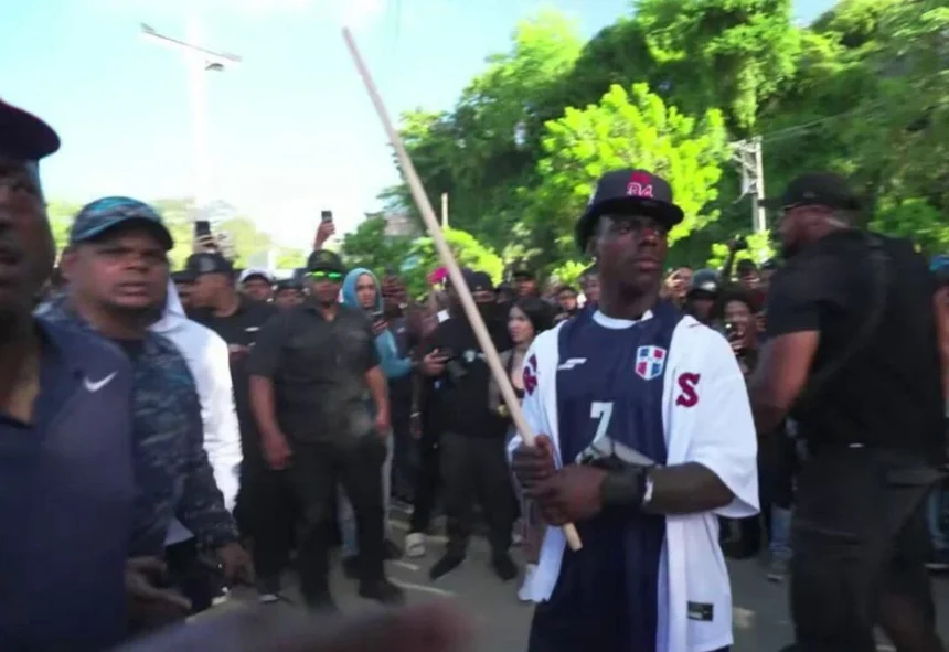 **Speed causa furor en Santo Domingo con recorrido por Zona Colonial, Capotillo y vitilla junto a David Ortiz** El streamer y rapero estadounidense Darren Jason Watkins Jr., conocido mundialmente como Speed, llegó a Santo Domingo y recorrió distintos puntos de la capital acompañado por el influencer Santiago Matías (Alofoke). Su transmisión en vivo inició en la Zona Colonial, donde jugó pulso, utilizó el tren turístico, hizo chocolate en Cacao Experience, tocó güira y tambora, bailó merengue y probó comida típica dominicana mientras intentaba comunicarse en español con expresiones locales. Uno de los momentos más virales ocurrió en la calle 42 de Capotillo, donde bailó dembow, subió a techos de viviendas, firmó un mural con su rostro y recibió retrtratos hechos por fanáticos. También jugó vitilla junto al expelotero David Ortiz y visitó distintos puntos como la avenida George Washington y la Ortega y Gasset. En horas de la noche se esperaba su participación como invitado especial en el programa Planeta Alofoke, acompañado de figuras como Gaby Desangles, El Dotol Nastra y otros creadores de contenido dominicanos. Más información en alodigitalrd.com. #Speed #IShowSpeed #Alofoke #Capotillo #ZonaColonial #DavidOrtiz #AloRD #AloDigitalRD #NoticiasRD
